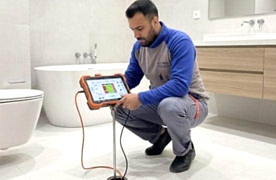bilgisayarlı cihazla su sızıntısı tespiti yapan usta